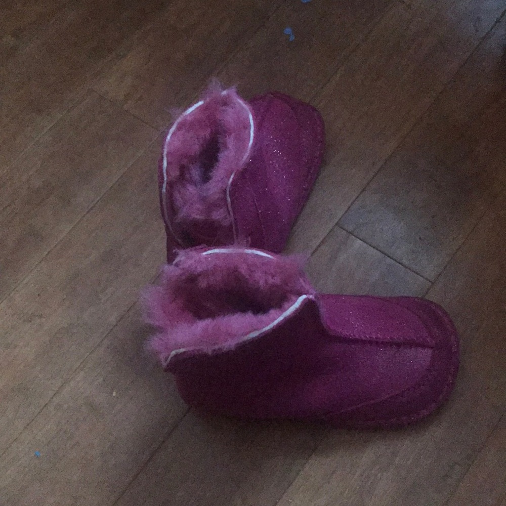 Girls pink uggs